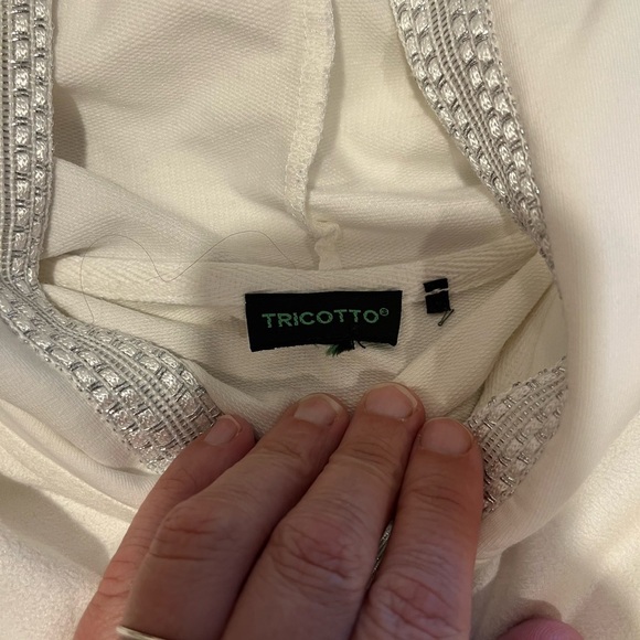 🤍TRICOTTO – WHITE HOODED TOP WITH ZIP DETAIL – EST. SIZE XL–XXL - Picture 2 of 9